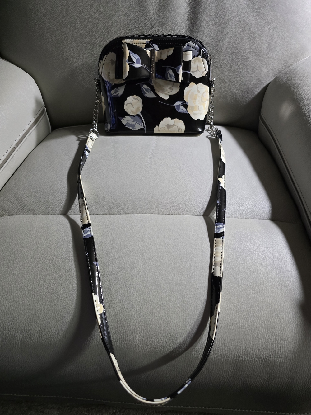 Betsy Johnson EUC Patent Crossbody Bag in Black and Cream w/ A Bow 9x8x3.75 - Picture 5 of 9